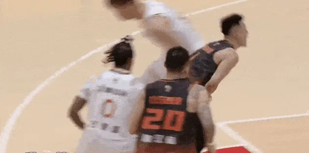 洛夫顿大帽、古德温快攻一条龙，上海已经48-18领先山东30分
